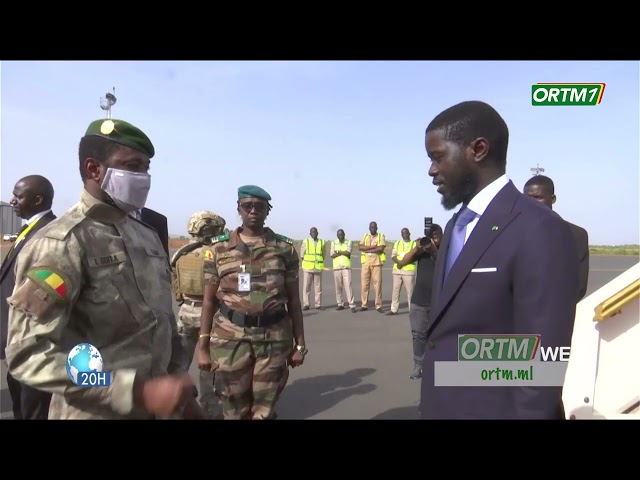 ⁣Mali_Sénégal Après quelques heures de visite, le Président Bassirou Diomaye FAYE a quitté Bamako