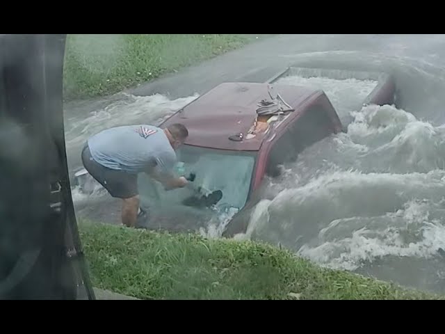 ⁣Dramatic video shows Texas couple rescuing truck driver from flooded ditch