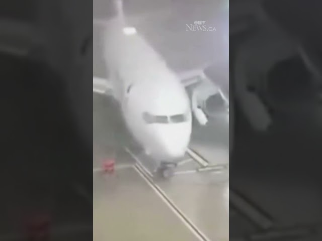 ⁣Empty plane pushed during strong winds in Texas