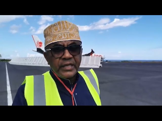 ⁣Arrivée du premier vol des pèlerins avec un quota d'eau de Zamzam à l'aéroport des Comores