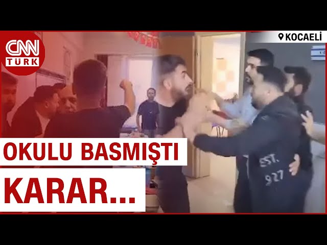 ⁣Sınıf Basıp, Öğretmeni Darp Etmişti... O Veliler 300’er Bin TL Kefaretle Tahliye Edildi!