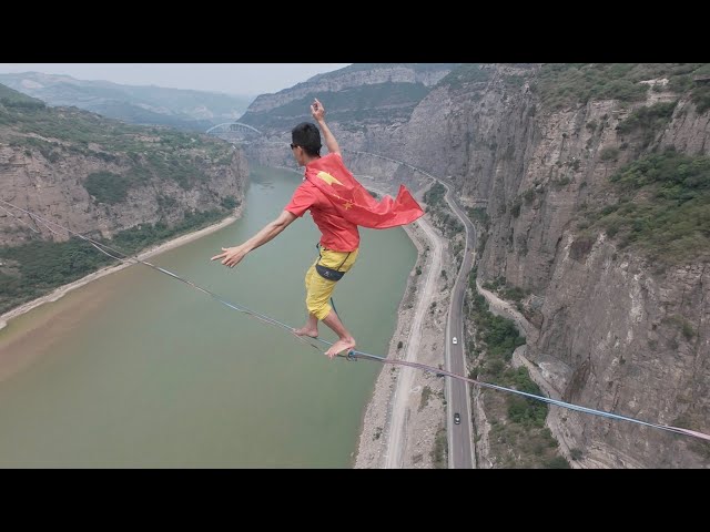 ⁣Live: Chinese slackliner braves crossing the Yellow River