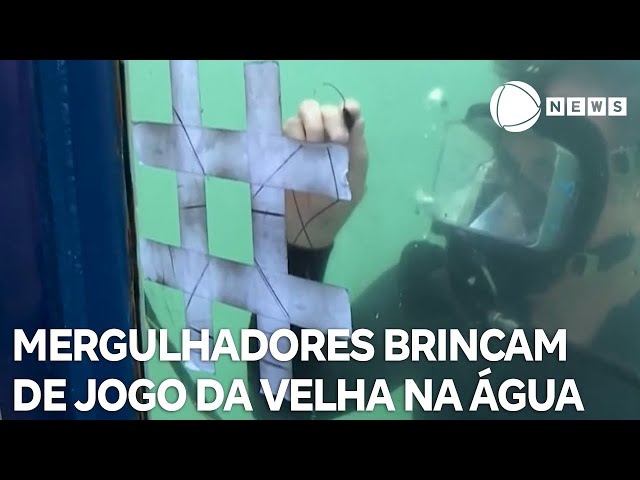 ⁣Mergulhadores brincam de jogo da velha debaixo d'água