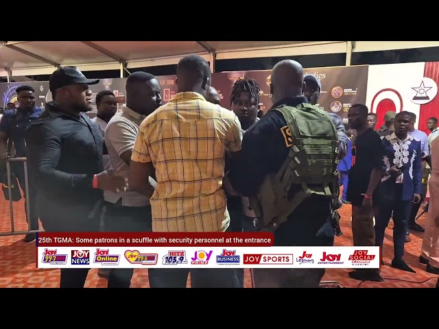 ⁣25th TGMA: Some patrons in a scuffle with security personnel at the entrance