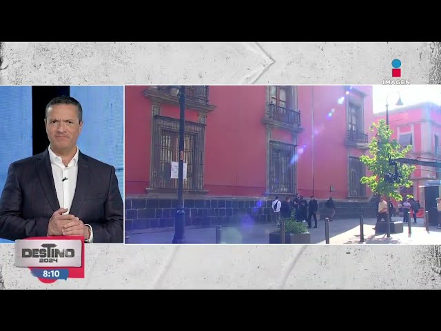 ⁣López Obrador restrenó la puerta de Palacio Nacional que dañaron normalistas