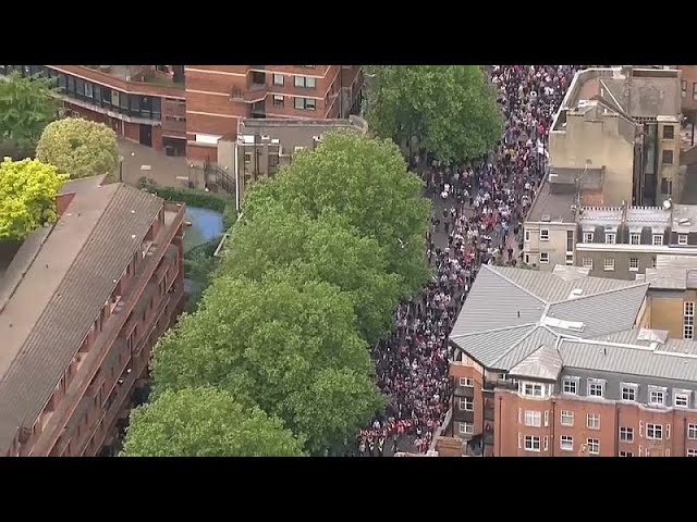 ⁣Miles de personas apoyan una marcha de extrema derecha en Londres