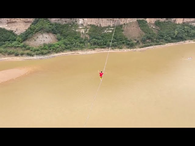 ⁣186 meters in the air! Chinese athlete crosses gorge on tightrope