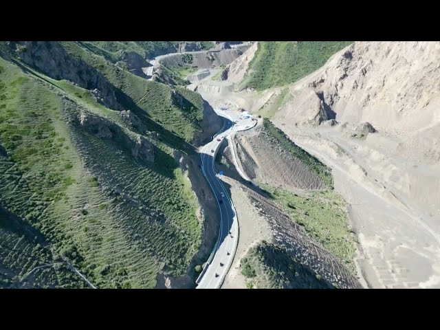 ⁣Beautiful highway in China's Xinjiang reopens, attracting thousands of tourists
