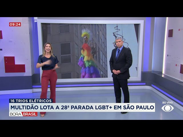 ⁣Multidão lota Parada do Orgulho LGBT+ em São Paulo