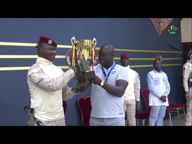 ⁣Tournoi UFOA-B : les Etalons cadets présentent leur trophée au Président du Faso