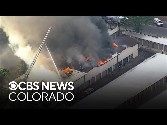 ⁣Video shows Colorado storage facility fire, smoke blowing onto Interstate 70