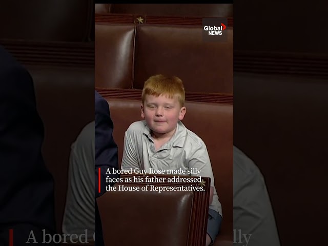 ⁣US congressman’s son makes silly faces while waiting for dad to finish speech 
