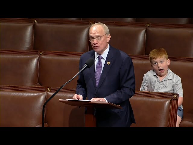 ⁣WATCH: Congressman's son makes funny faces during speech