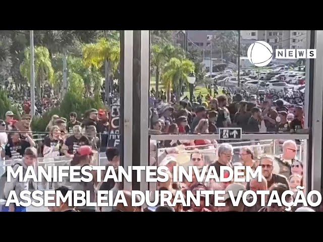 ⁣Manifestantes invadem Assembleia Legislativa do Paraná durante votação de projeto