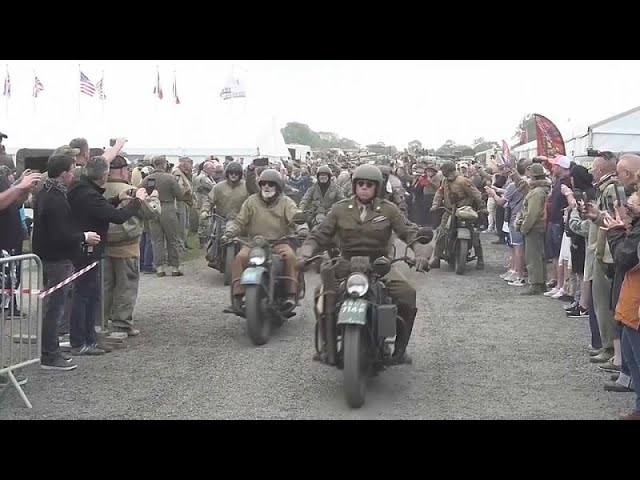 ⁣Le défilé de motos de la Seconde Guerre mondiale célèbre l'anniversaire du jour J