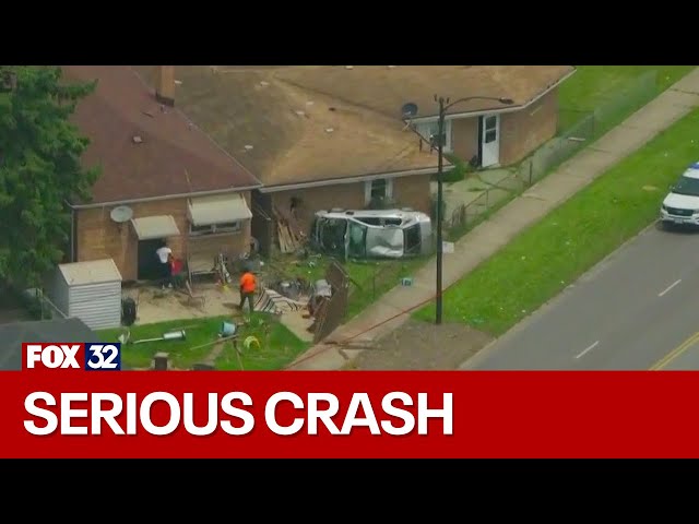 ⁣Car crashes into home on South Side injuring 5 people