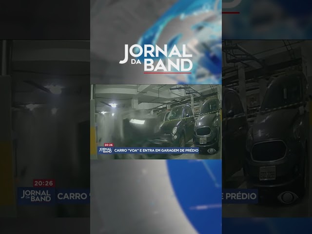 ⁣Carro "voa" e entra em garagem de prédio