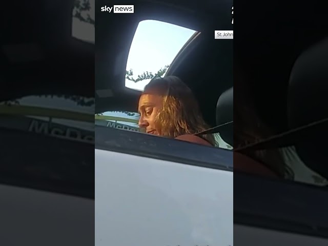⁣Police chase wanted woman after she flees a traffic stop in Florida