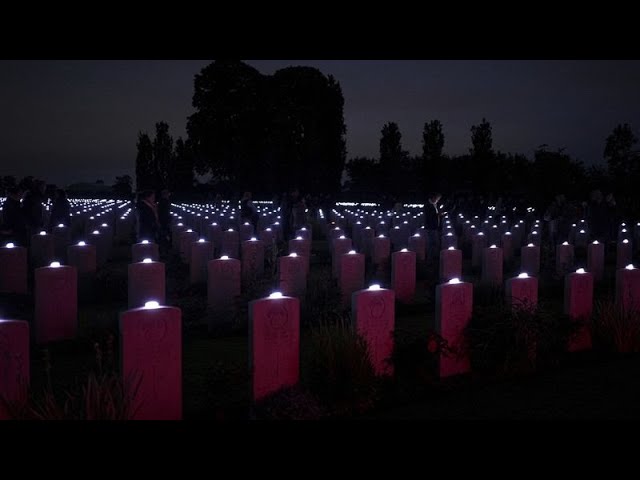 ⁣Débarquement : en Normandie, des tombes illuminées en l'honneur des soldats
