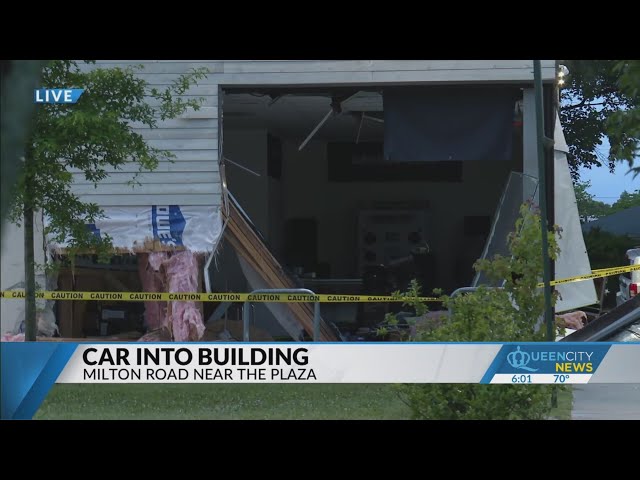 ⁣Car crashes into east Charlotte car audio store