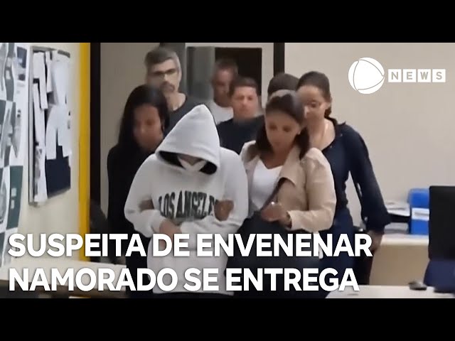 ⁣Suspeita de envenenar namorado se entrega à polícia