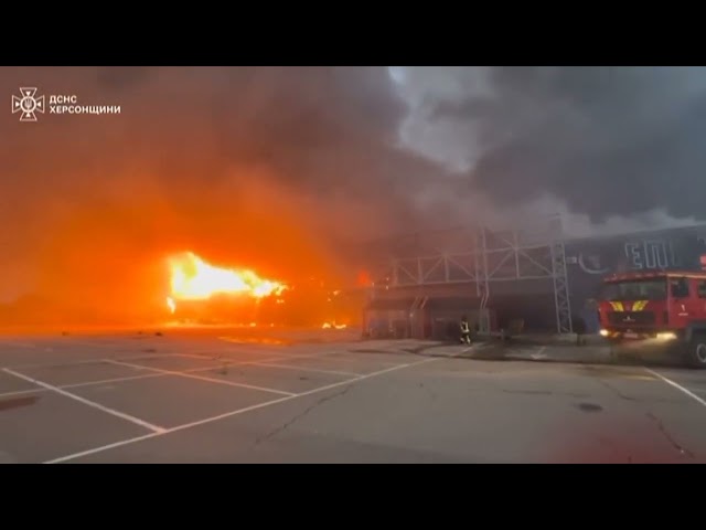 ⁣In fiamme edifici ucraini a Kherson dopo gli attacchi russi