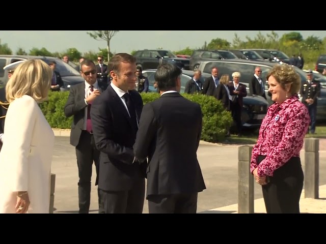 ⁣Re Carlo III e Macron arrivano in Normandia per il D-Day