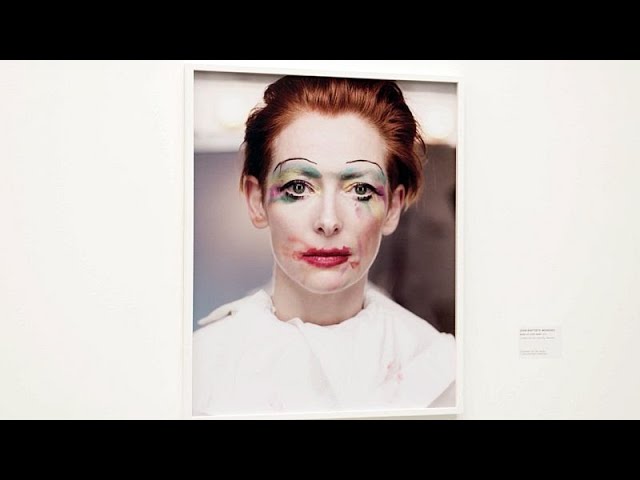 ⁣La exposición de la Galería Saatchi muestra los rostros cambiantes de la fotografía de moda