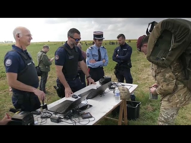 ⁣Les parachutistes britanniques passent par la douane après leur saut commémoratif
