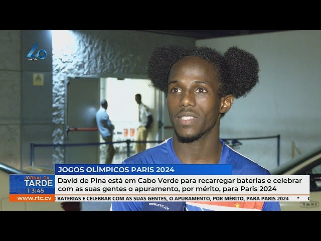 ⁣David de Pina em Cabo Verde, celebra apuramento para Paris 2024 com as gentes locais.