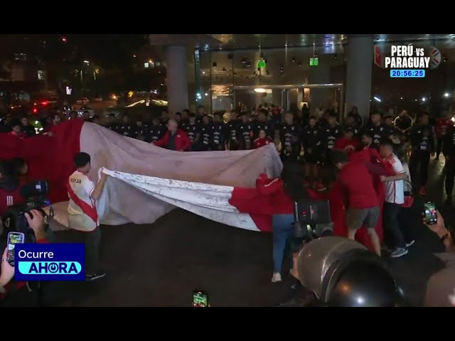 ⁣Hinchada peruana realiza banderazo frente a hotel de la Bicolor