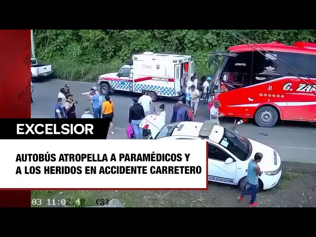 Autobús atropella a paramédicos y a los heridos en accidente carretero