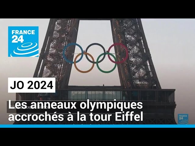 ⁣JO 2024 : les anneaux olympiques accrochés à la tour Eiffel • FRANCE 24