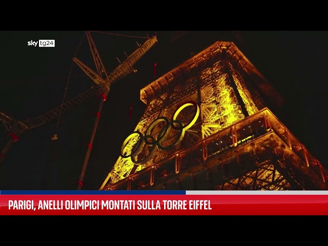 ⁣Parigi, anelli olimpici montati sulla Torre Eiffel