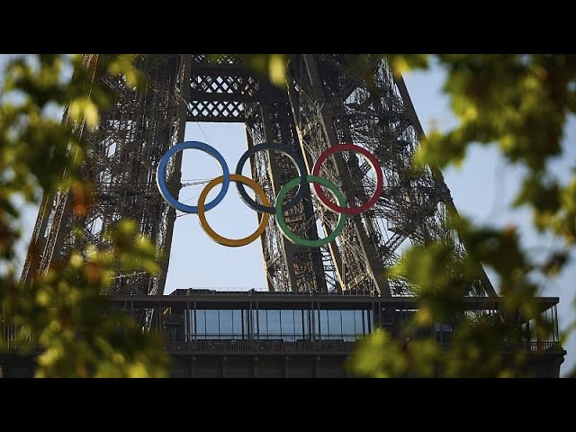 ⁣Nur noch 49 Tage, dann geht's los; Gigantische Olympische Ringe am Eiffelturm angebracht.
