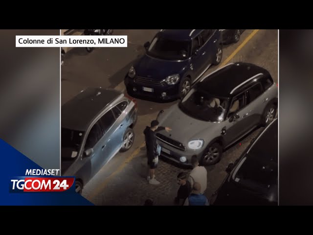 ⁣Milano, in auto circondato dal branco investe 5 ragazzi: il video