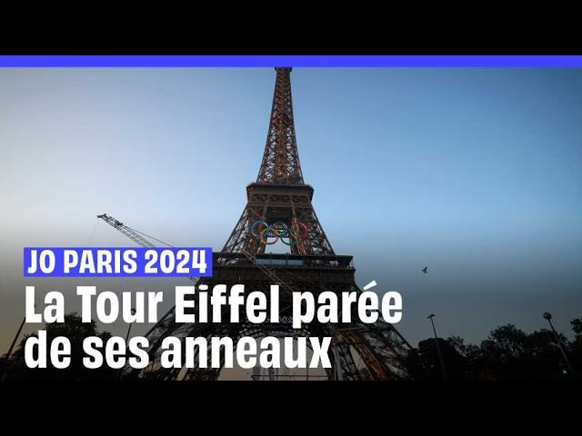 ⁣JO de Paris 2024 : Les cinq anneaux olympiques accrochés sur la Tour Eiffel
