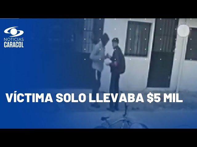 ⁣Ladrón en Bogotá asaltó a estudiante de un colegio