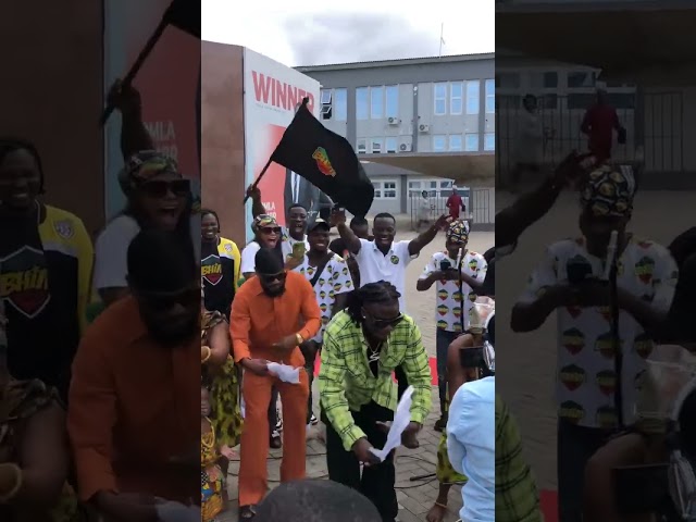 ⁣Stonebwoy dances Borborbor to celebrate his second AOTY award 