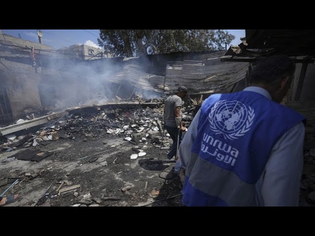 ⁣Guerre Israël - Hamas : une école et un abri de déplacés anéantis par une frappe israélienne