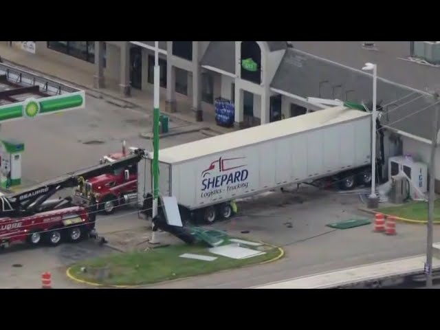 ⁣Semi-truck crashes into gas station in far south suburbs