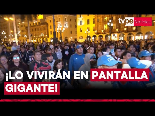 ⁣Perú vs Paraguay: Hinchas llegan a la Plaza de Armas de Lima para ver el partido en pantalla gigante