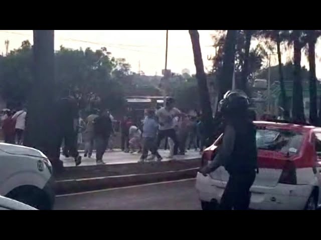 ⁣Atropellan a Policías en Protesta de Taxistas que se Salió de Control