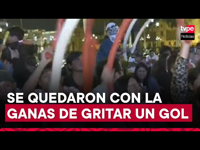 ⁣Perú vs. Paraguay: hinchas alentaron a la Bicolor desde la Plaza de Armas