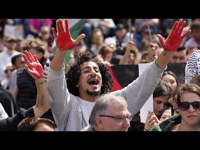 ⁣Olaf Scholz wird bei Kundgebung von pro-palästinensischen Demonstranten beschimpft