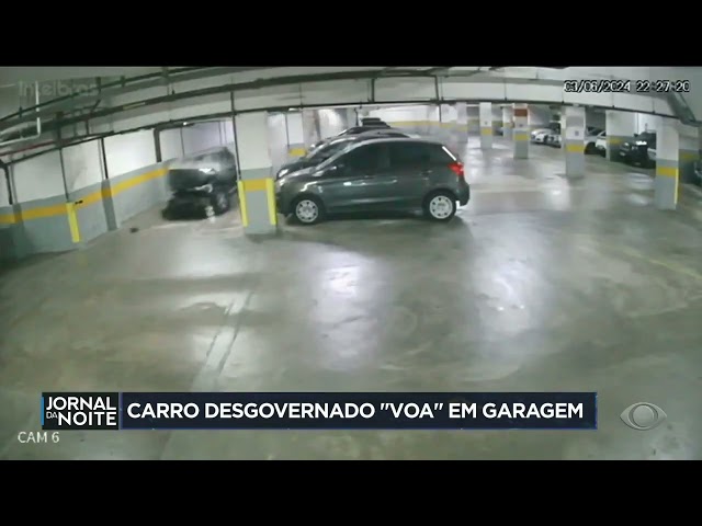 ⁣Aconteceu na Semana | Carro desgovernado invade garagem de prédio e só para após bater em pilastra