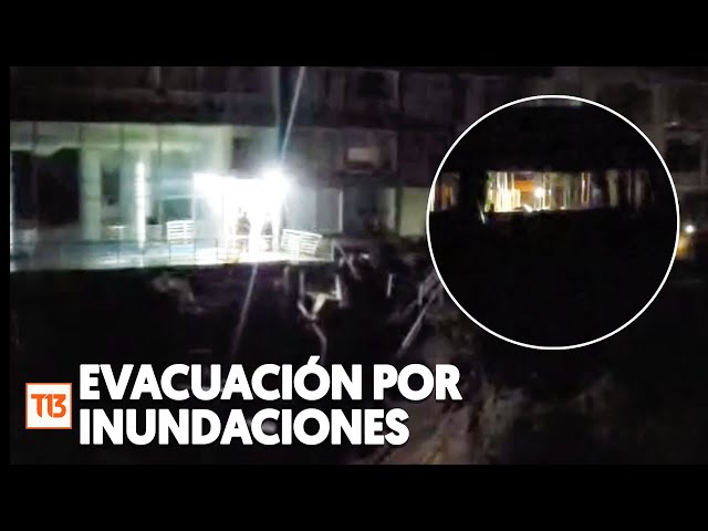 ⁣VIDEO | Evacúan edificio en Reñaca por socavón al pie de la construcción