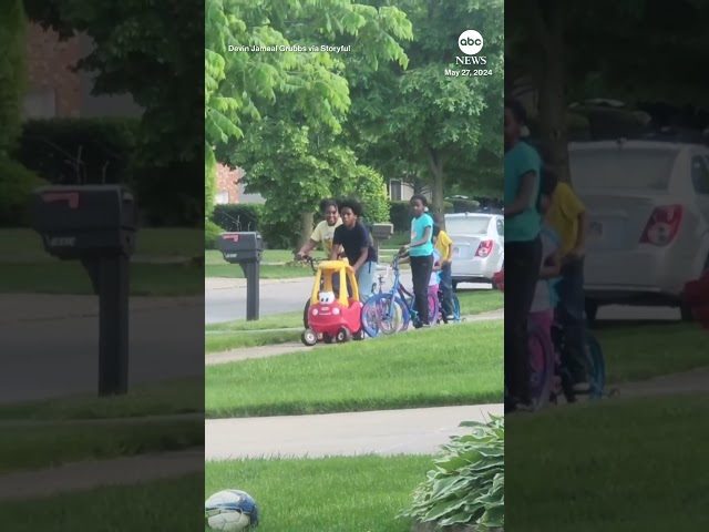 ⁣Cicadas terrify group of kids in Chicago suburb