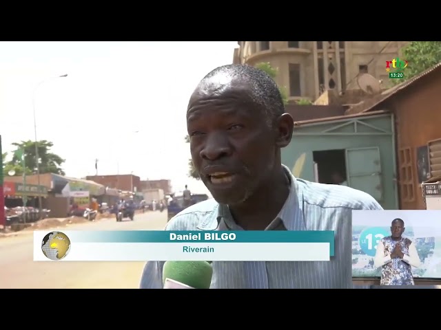 ⁣Les caniveaux et les égouts d’évacuation de la ville de Ouagadougou sont bouchés par des immondices