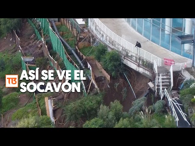 Así se ve el socavón desde el edificio afectado por el desplazamiento de tierra